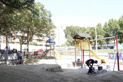 Reformas en un parque de Onze de Setembre  -  La Paeria ha iniciado la reforma del parque infantil situado en la calle Onze de Setembre con la calle de Ferrara para hacer una mejora general de la plaza, de su mobiliario urbano, los pavimentos e ins ...
