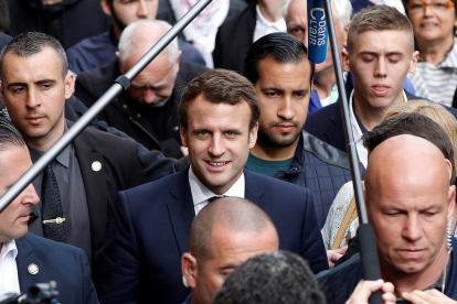 El president francès, Emmanuel Macron, amb Benalla just darrere d’ell, en una imatge d’arxiu.