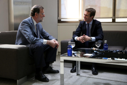 Pablo Casado es va reunir ahir amb Mariano Rajoy a la seu del PP de Madrid.