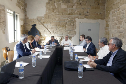 Reunión ayer del consejo general del Turó de la Seu Vella de Lleida, presidido por el alcalde, Àngel Ros.