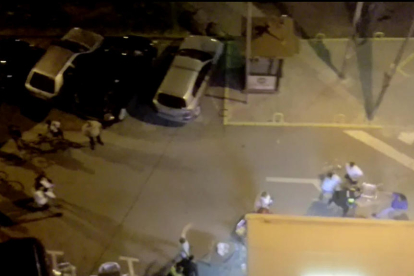 Fotograma de un vídeo de la pelea grabado por un vecino. 
