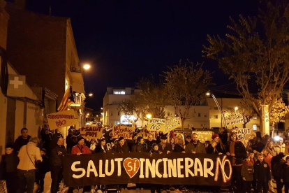 La movilización de los contrarios a Tracjusa ayer en las calles de Juneda. 