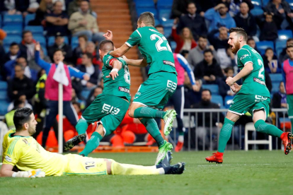 Los jugadores del Leganés celebran el gol de Gabriel Pires que dejaba fuera de la Copa al Madrid.