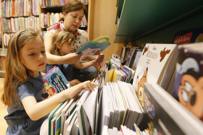 Muchos mayores y pequeños buscaron ayer los libros para regalar, como en esta librería de Lleida.