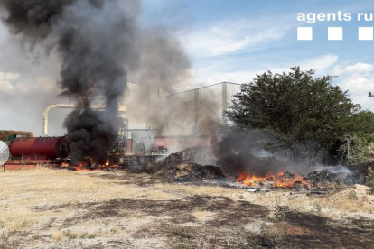 El foc va calcinar residus d’una empresa de farratges.