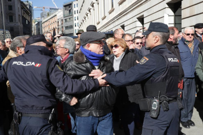 La Policía no pudo contener a los pensionistas en Madrid.