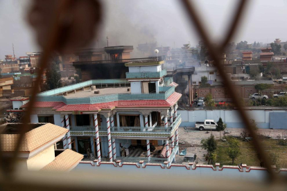 Una columna de fum emergeix de la seu de Save the Children a Jalalabad durant l’atac.