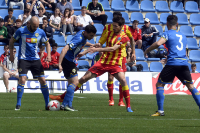 Álex Albístegui lucha por un balón ante dos jugadores del Hércules, en una acción del encuentro disputado ayer en el Rico Pérez de Alicante.