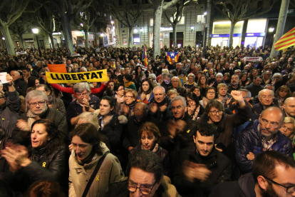 Milers de veïns de Lleida es van concentrar ahir a la nit per demanar la llibertat dels ‘presos polítics’.