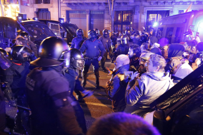 Milers de veïns de Lleida es van concentrar ahir a la nit per demanar la llibertat dels ‘presos polítics’.