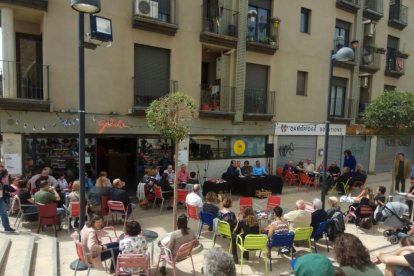 El bar Gilda de Lleida fue escenario ayer de la presentación del libro “contes de terror 2”.
