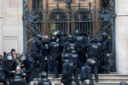 Agentes de los Mossos d'Esquadra desalojan a decenas de personas concentradas ante el Tribunal Superior de Justicia de Catalunya (TSJC) el mes de febrero pasado.