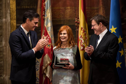 L'exministra de Cultura Carmen Alborch, reconeguda amb l'Alta Distinció de la Generalitat Valenciana amb motiu del 9 d'Octubre, és aplaudida pel president del Govern, Pedro Sánchez, i el president valencià, Ximo Puig.
