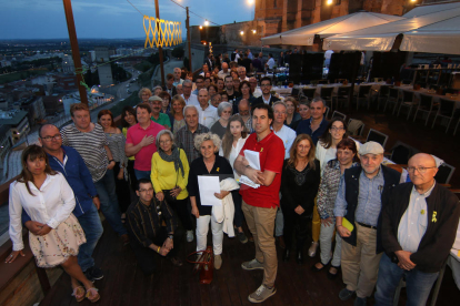 Assistents al 'sopar groc' celebrat per Òmnium i l'ANC al turó de la Seu Vella, a Lleida.