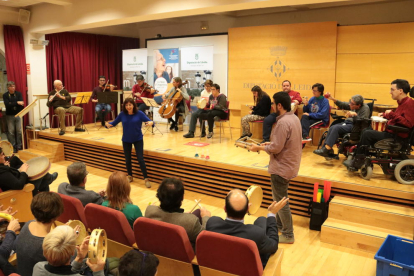 Un moment del concert amb usuaris del centre Espígol de Cervera, ahir a la Diputació de Lleida.