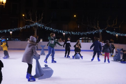 Sort estrena pista de hielo  -  Sort estrenó ayer una pista de patinaje sobre hielo en la plaza Major de la localidad para dinamizar el comercio local durante la temporada de Navidad. La pista estará abierta al público hasta el 5 de enero, de la ...
