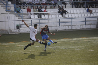 Un jugador del Borges intenta controlar la pilota durant el partit d’ahir.