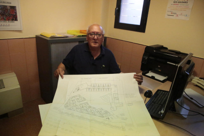 Jacint Pernia mostra els plànols del projecte que va impulsar per fer apartaments adaptats per a gent gran, que no va prosperar.