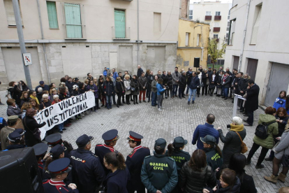 Lleida, con las mujeres  -  Varios centenares de personas salieron ayer a la calle para reivindicar la eliminación del machismo y los asesinatos a mujeres. Exigieron más recursos en Enseñanza sobre el feminismo y cambiar las leyes, que considera ...