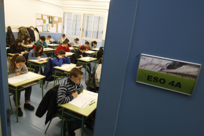 Alumnes d’ESO fent un examen, en una imatge d’arxiu.