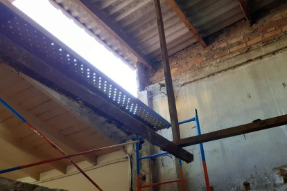Els operaris van començar a enderrocar ahir el fals sostre i part de la paret per iniciar la reparació. A la dreta, es pot apreciar una gran esquerda a la paret.