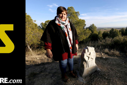 L'alcaldessa de Castelló de Farfanya, Cristina Lafay, al costat del monòlit dedicat a Julià Babia.