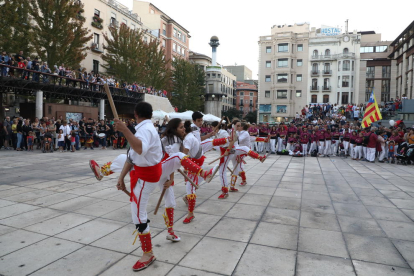 Una de las actuaciones de grupos de cultura popular, ayer en el Correllengua en la plaza Sant Joan.