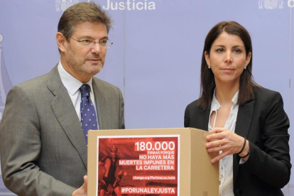 Anna González, quan va portar les firmes al ministre de Justícia, Rafael Catalá.