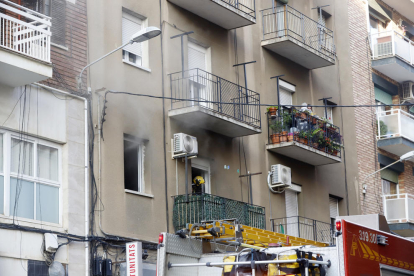 L’incendi es va produir en un primer pis del número 3 del carrer Juli Cèsar.
