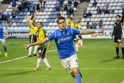 Juanto Ortuño, que ahir va firmar un doblet, celebra un dels dos gols que va marcar al Sabadell al Camp d’Esports.