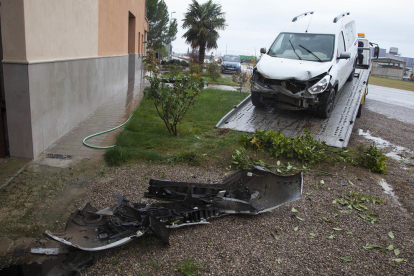 Imagen de la furgoneta que chocó contra una casa en Boldú.