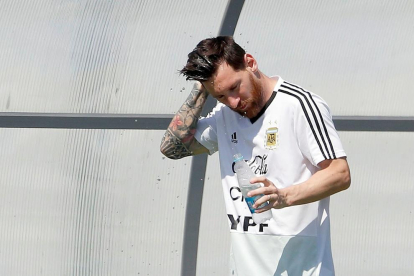 Messi es refresca durant l’entrenament d’Argentina.