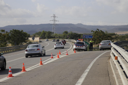 Imatge d’un dispositiu dels Mossos a peu de l’N-240 informant de la desviació de camions.