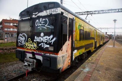 Imatge del comboi a l’estació de la capital de la Segarra ple de grafitis.