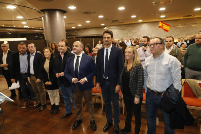 Alejandro Fernández, en el centro, participó en el acto central de campaña del PP en Lleida.