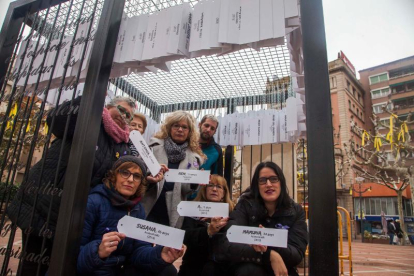 En Tàrrega, colgaron con cadenas el nombre de mujeres asesinadas dentro de una jaula.