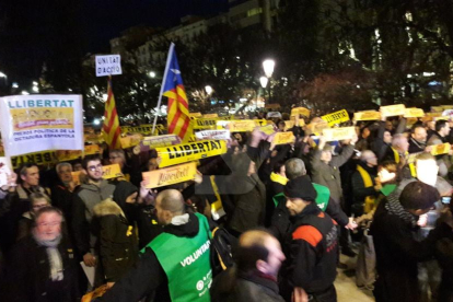 Un moment de la concentració davant de la subdelegació del Govern a Lleida