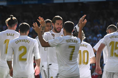Sergio Ramos felicita a Hazard tras su primer gol con el Madrid.