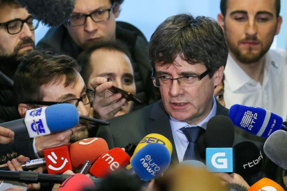 Carles Puigdemont atendiendo a los medios de comunicación desde Bruselas.