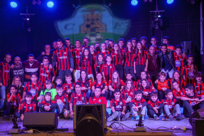 Foto de grupo de los 75 jugadores y jugadoras, que se presentaron ayer en una temporada especial para el club.