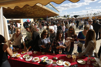 Los visitantes disfrutaron de la oferta gastronómica y de vinos de esta novena edición. 