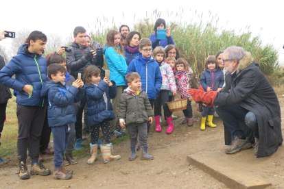 L’alcalde amb un grup de nens als aiguamolls de Rufea.