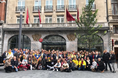 Imatge de grup del centenar de persones de Lleidatans amb Puigdemont captada a Brussel·les.