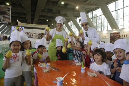 Alguns dels nens que ahir van participar en un taller de fruita a la Fira de Sant Miquel.