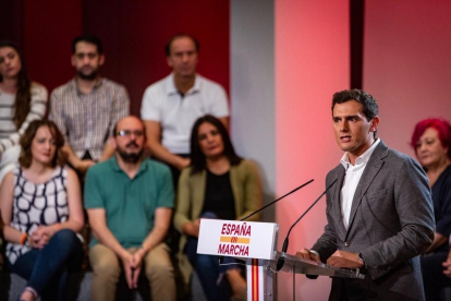 Rivera retira el veto al PSOE y negociaría con Sánchez si las derechas no logran la mayoría 