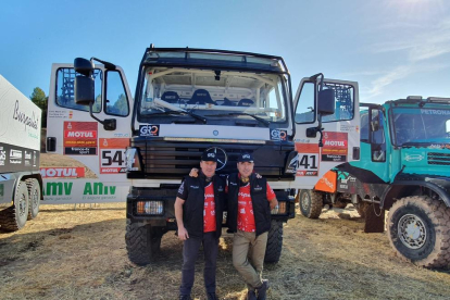 Enric Martí y Jordi Esteve, fueron recibidos ayer en la Paeria. A la derecha, con el camión que conducirán en el Dakar.