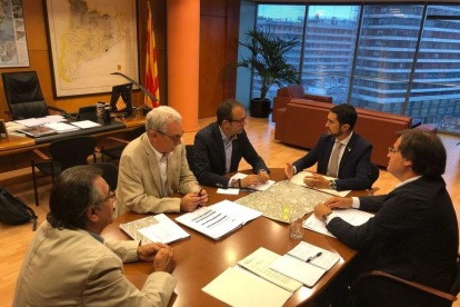 Un moment de la reunió entre el conseller de Territori, Damià Calvet i l'alcalde de Mollerussa, Marc Solsona.