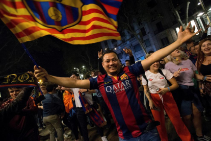 Aficionados del Barça celebran en Canaletes la Copa del Rey conquistada el sábado.