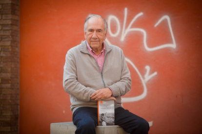 El escritor Joan Margarit, ayer en Lleida con su nuevo libro.