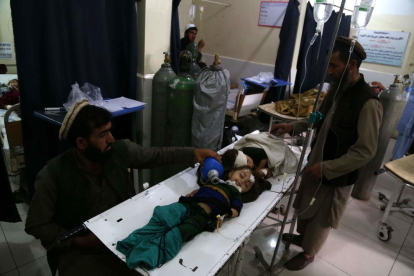Dos niños heridos por la explosión, atendidos en Jalalabad.
